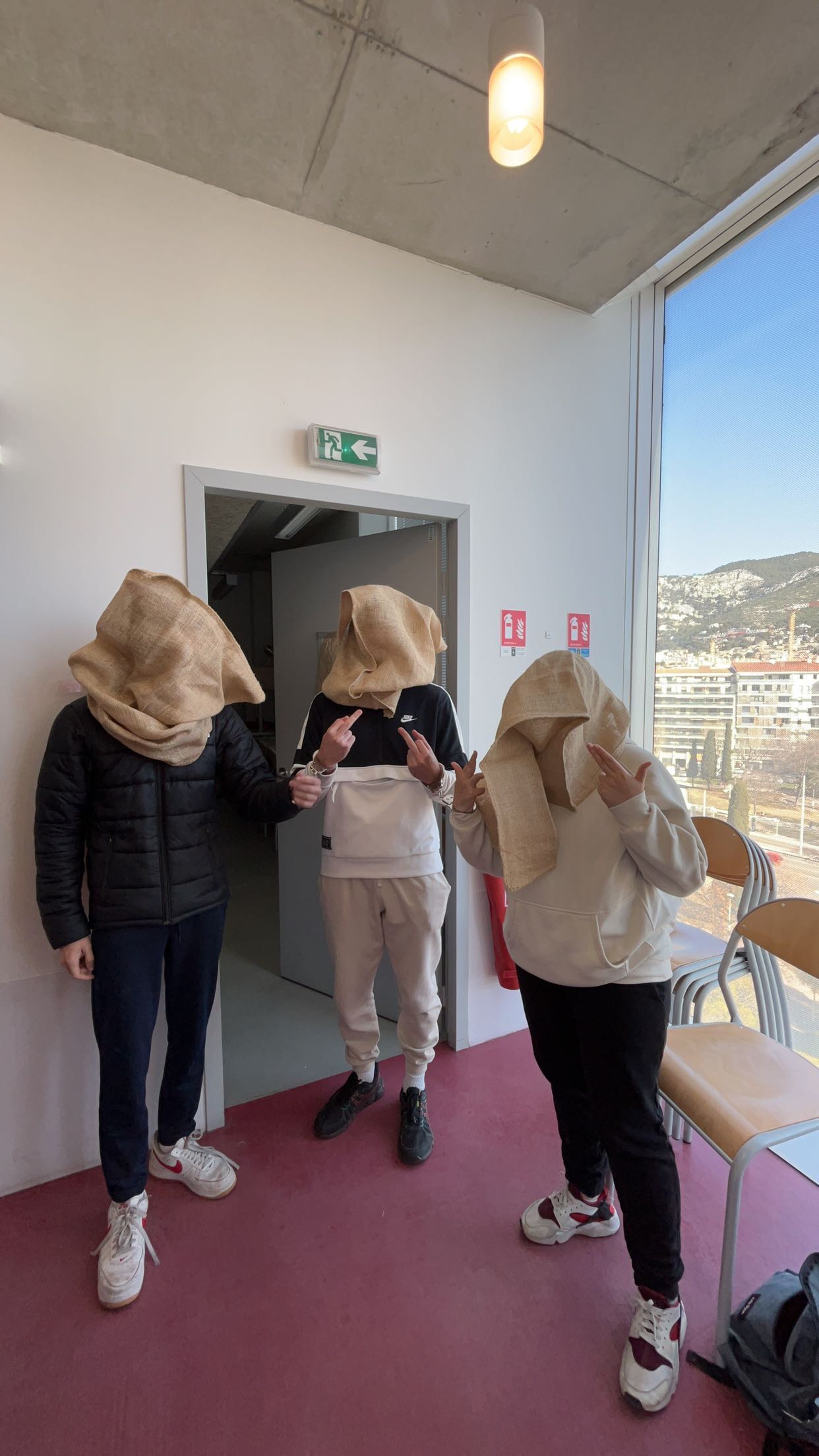 Avant de rentrer dans la pièce